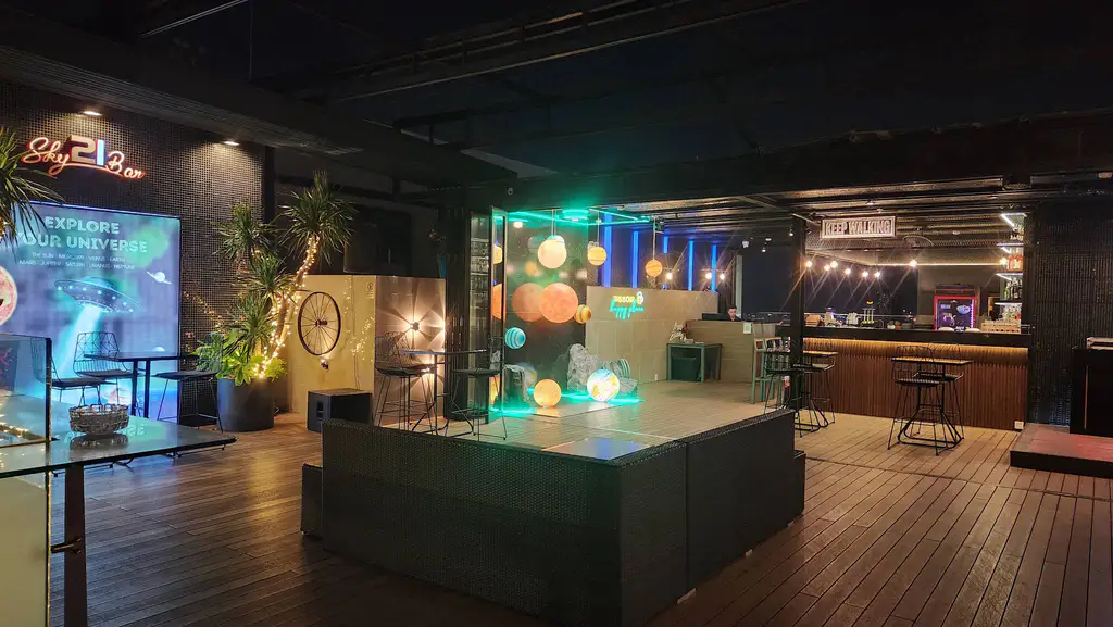 스카이 21 바 & 비스트로 (Sky 21 Bar & Bistro)
