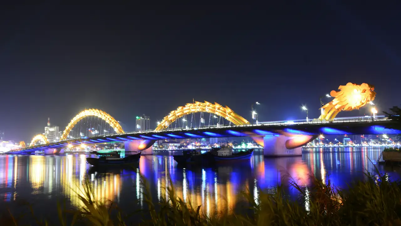 화려한 야경의 용 모양 다리